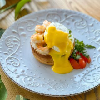 Яйце Бенедикт з тигровою креветкою і сиром Філадельфія (300г)