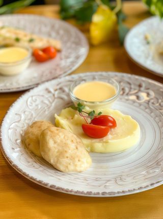 Ніжні курячі котлетки з картопляним пюре та сирним соусом (300г)
