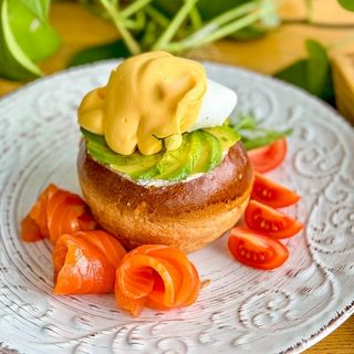 Яйце Бенедикт з слабосоленим лососем і сиром Філадельфія (300г)