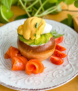 Яйце Бенедикт з слабосоленим лососем і сиром Філадельфія (300г)