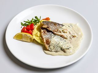 Філе Сібаса під соусом з креветок з пюре (370г)