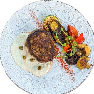 Стейк з телячої вирізки з овочами гриль (320г)