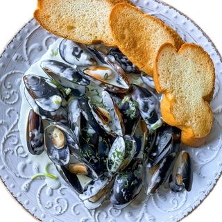 Мідії у соусі блю чіз з тостами (350/50г)