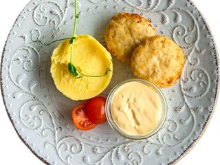 Ніжні курячі котлетки з картопляним пюре та сирним соусом (300г)