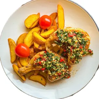 Курча у часниковому соусі з картоплею (500г)