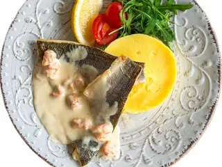 Філе Дорадо під соусом з креветок з пюре (370г)