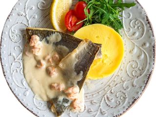 Філе Сібаса під соусом з креветок з пюре (370г)