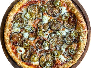 Піца з баклажаном, м'яким сиром та гострими перцями халапеньо (30см)