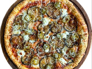 Піца з баклажаном, м'яким сиром та гострими перцями халапеньо (20см)