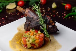 Голяшка ягняти у винній глазурі на овочевій подушці  (250/120 г)