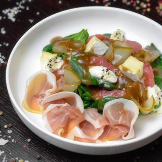 Салат з прошуто, грушею та крем - сиром (240 г)