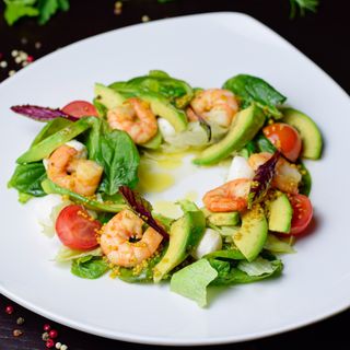 Салат з креветками та бебі моцарелою (230 г)