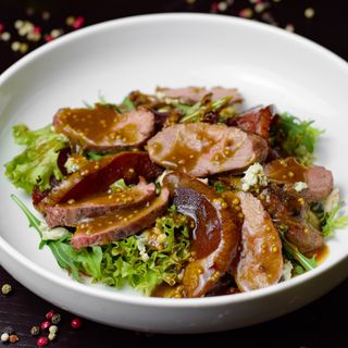 Салат з качкою та грушею у вині (230 г)