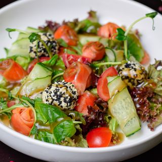 Салат з лососем та сирно - кунжутними кульками (210 г)