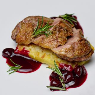 Качина грудка з вишневим соусом та гратеном (140/100/60 г)