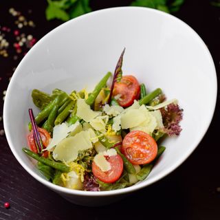 Теплий салат із гребінцем  у соусі з лемонграсу (160 г)