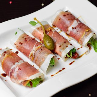 Рулетики з прошуто та в’яленим томатом (185 г)