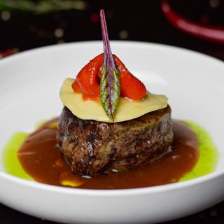 Філе міньйон з равіоло качо – е – Пепе (180/30/20 г)