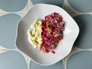 Паста з буряковим песто та страчателлою