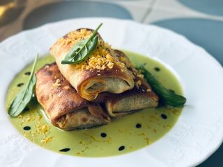 Запечені млинці з лососем та шпинатом