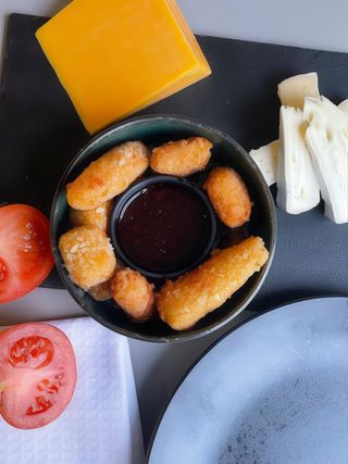 Сир фрі з малиновим соусом (230гр)