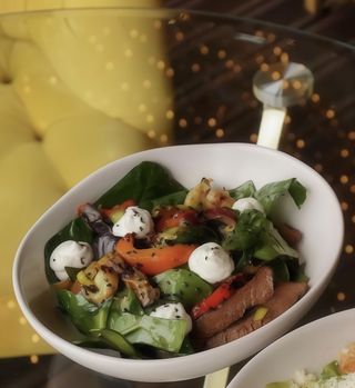 Гриль салат з яловичиною, овочами та сирним кремом 