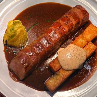 ВИРІЗКА ІЗ СВИНИНИ З ХАШБРАУН І МʼЯСНИМ СОУСОМ