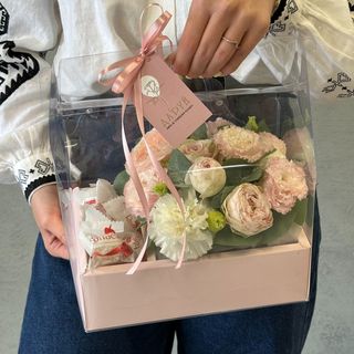 Подарунковий бокс з квітами та цукерками