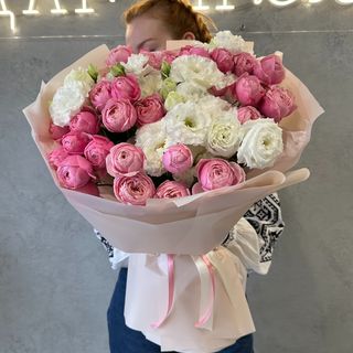 Букет з кущової троянди Сільва пінк та білої еустоми
