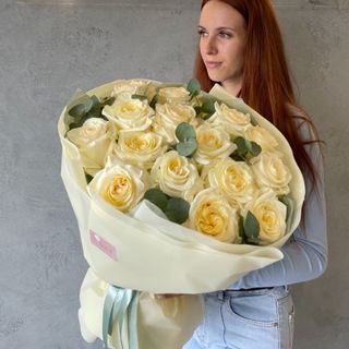Букет з 15 чайними трояндами та евкаліптом