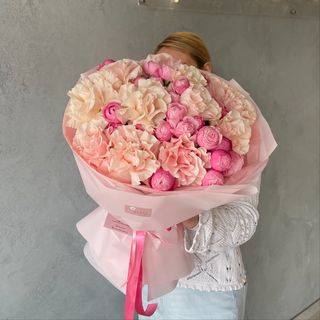 Яскраве поєднання французьких та кущових троянд