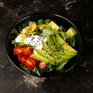 Салат "Мікс салат з авокадо та крем сиром"