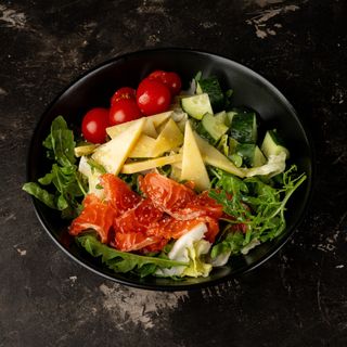 Салат "Мікс салат Лосось та пармезан"