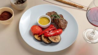 Медальйони з телятини з печеними овочами (290г)