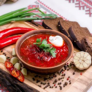 Борщ зі свининою та сметаною (400г)