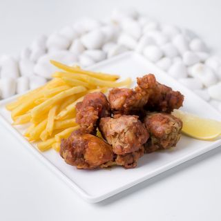 Соковиті крильця з соусом Кет (1/2) з картоплею (430г)