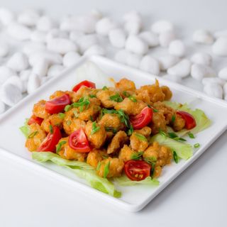 Теплий салат з куркою у фритюрі (350г)