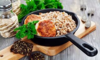 Курячі котлетки класичні з гречкою та овочевий мікс (120/160/40г)