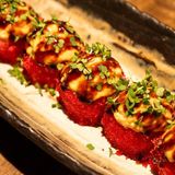 Запечений рол в червоній ікрі тобіко з лососем