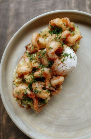 Авокадо тост з тигровою креветкою (260г)