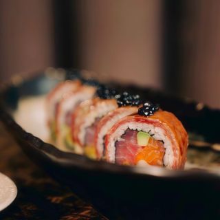 Beef roll з тунцем, лососем та тигровою креветкою 