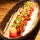 Запечений рол в червоній ікрі тобіко з креветкою