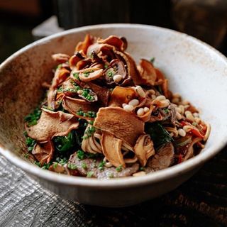 Удон з димним яловичим філе, хрусткими шиіїтаке і шпинатом