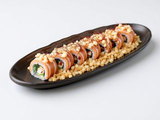 Рол з лососем татакі і темпурою з тигрової креветки (380г)