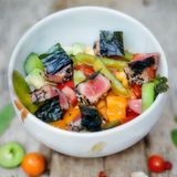 Салат із сезонних помідорів та цукрового горошку зі смаженим тунцем