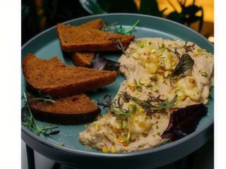 Курячий паштет з яблучним тар-таром та фісташкою (130/45/60г)