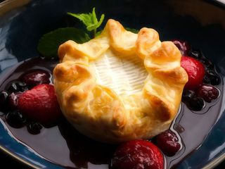 Запечений камамбер в тісті з ягідним соусом  (120/100г)