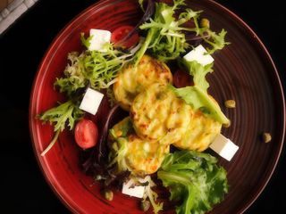 Оладки із цукіні з сиром фета та соусом «Песто» (200/50/50г)