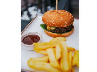 Бургер з телятиною та картопляними діпами (250/150/40г)