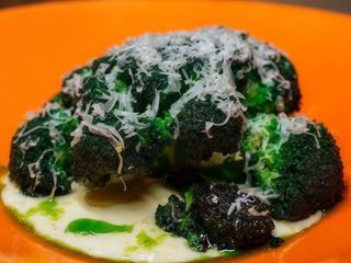 Брокколі з соусом з пармезану 